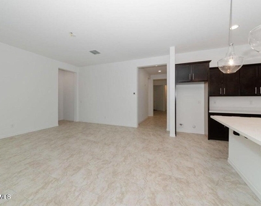 19793 W Earll Drive - Photo Thumbnail 6