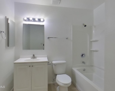 3849 W Poinsettia Drive - Photo Thumbnail 7