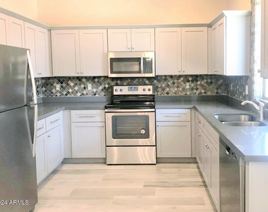 3618 W Marconi Avenue - Photo Thumbnail 3