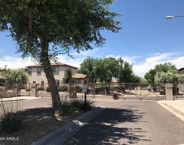 3618 W Marconi Avenue - Photo Thumbnail 1