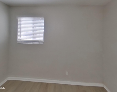 5024 W Krall Street - Photo Thumbnail 11