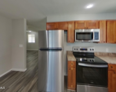 4241 N 73rd Lane - Photo Thumbnail 3