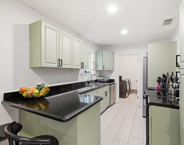 1208 N 31st Avenue - Photo Thumbnail 9