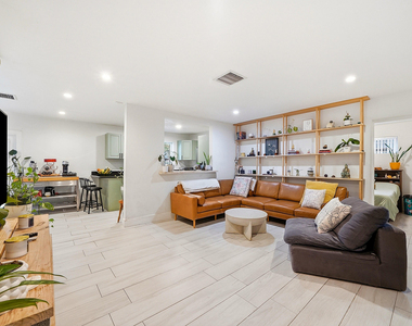 1208 N 31st Avenue - Photo Thumbnail 6