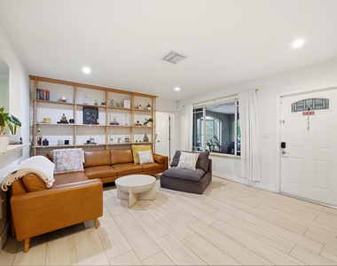 1208 N 31st Avenue - Photo Thumbnail 5