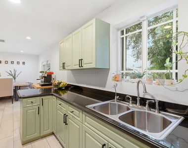 1208 N 31st Avenue - Photo Thumbnail 10