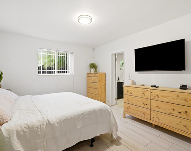1208 N 31st Avenue - Photo Thumbnail 13