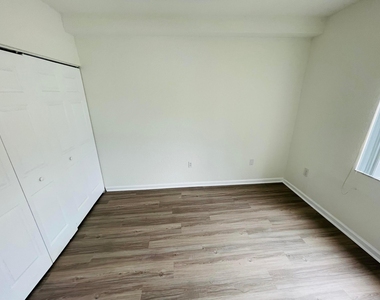1055 Golden Lakes Boulevard - Photo Thumbnail 13