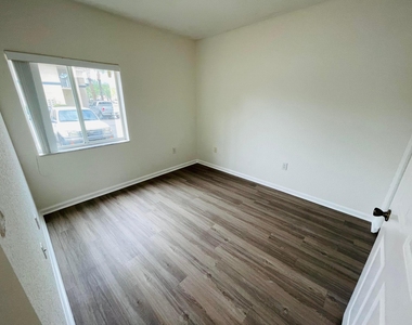 1055 Golden Lakes Boulevard - Photo Thumbnail 11