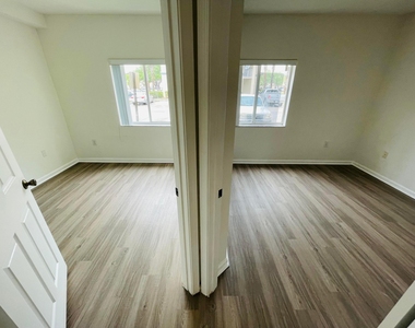 1055 Golden Lakes Boulevard - Photo Thumbnail 10