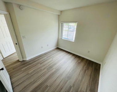 1055 Golden Lakes Boulevard - Photo Thumbnail 12