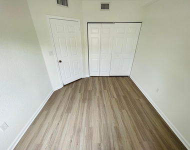 1055 Golden Lakes Boulevard - Photo Thumbnail 14