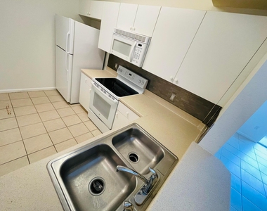 1055 Golden Lakes Boulevard - Photo Thumbnail 6
