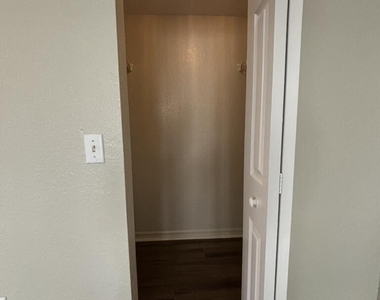 2412 Belmont Lane - Photo Thumbnail 8