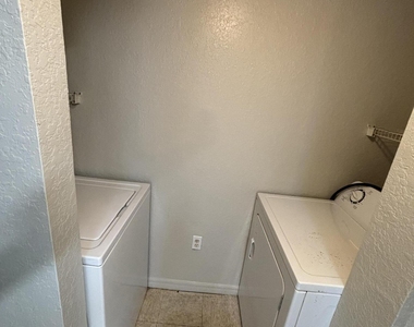 2412 Belmont Lane - Photo Thumbnail 13
