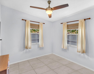 404 S 62nd Terrace - Photo Thumbnail 4