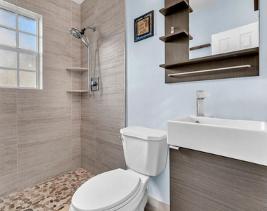 404 S 62nd Terrace - Photo Thumbnail 9