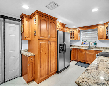 404 S 62nd Terrace - Photo Thumbnail 5