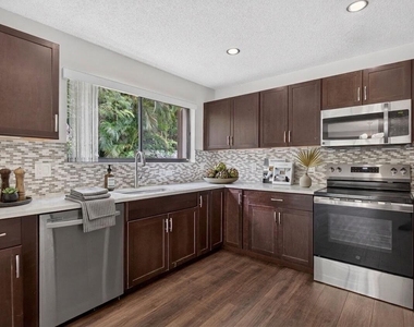 587 Nw 38th Avenue - Photo Thumbnail 1