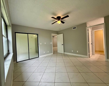 9633 Riverside Drive - Photo Thumbnail 6