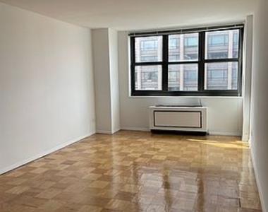 72nd street and 3rd avenue - Photo Thumbnail 8