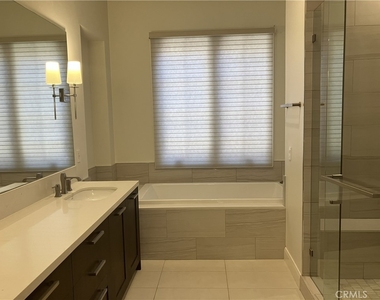 378 W Green Street - Photo Thumbnail 18