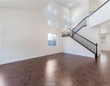18808 Lull Street - Photo Thumbnail 4