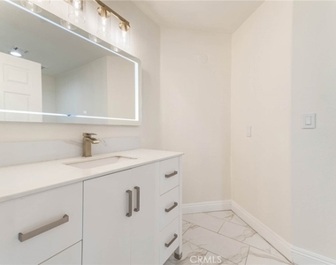 18808 Lull Street - Photo Thumbnail 32