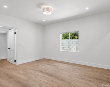 2057 E Villa - Photo Thumbnail 8