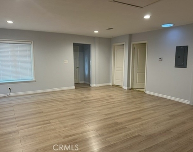 10834 Encino - Photo Thumbnail 6