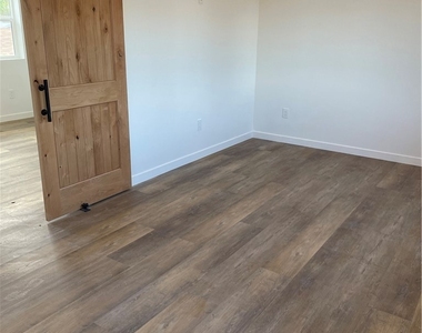 24308 Victory Boulevard - Photo Thumbnail 7