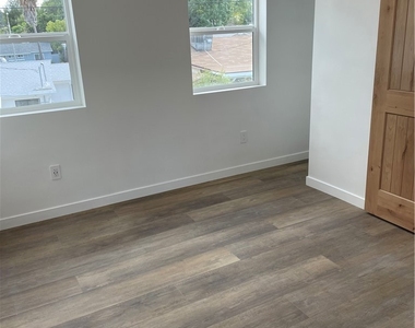 24308 Victory Boulevard - Photo Thumbnail 5
