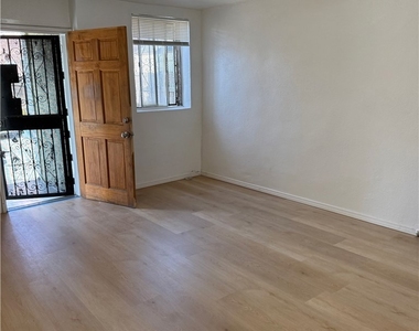 1124 E 40th Place - Photo Thumbnail 3