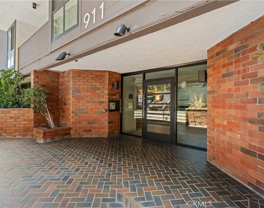 911 N Kings Road - Photo Thumbnail 3