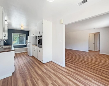 1323 Warner Avenue - Photo Thumbnail 17