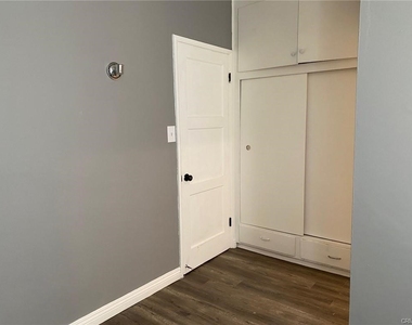 1265 Oakridge Drive - Photo Thumbnail 5