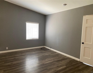 1265 Oakridge Drive - Photo Thumbnail 3