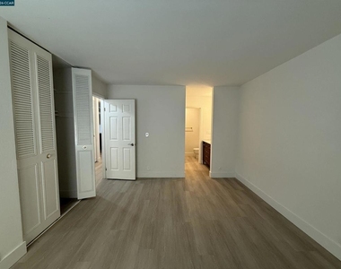 2564 Walnut Blvd - Photo Thumbnail 7