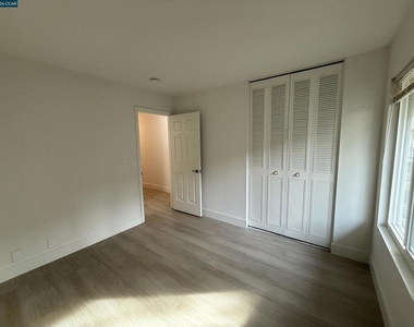 2564 Walnut Blvd - Photo Thumbnail 11