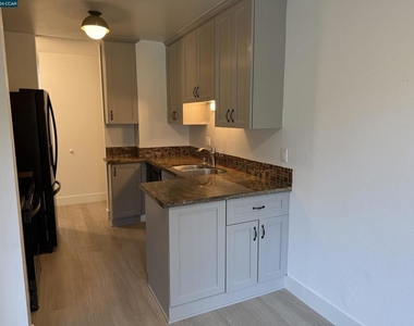 2564 Walnut Blvd - Photo Thumbnail 2