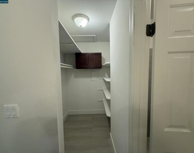 2564 Walnut Blvd - Photo Thumbnail 9