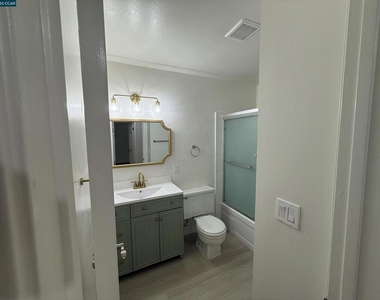 2564 Walnut Blvd - Photo Thumbnail 10
