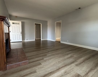 417 N Citrus Street - Photo Thumbnail 5