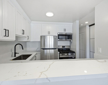 1337 S Hoover Street - Photo Thumbnail 13