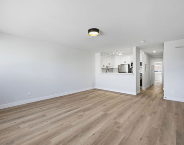 1337 S Hoover Street - Photo Thumbnail 6