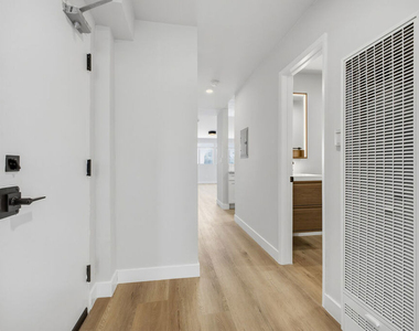 1337 S Hoover Street - Photo Thumbnail 11