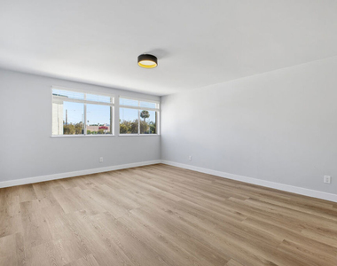 1337 S Hoover Street - Photo Thumbnail 4