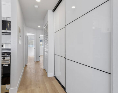 1337 S Hoover Street - Photo Thumbnail 14
