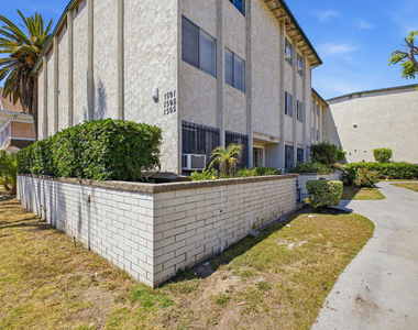 1337 S Hoover Street - Photo Thumbnail 11