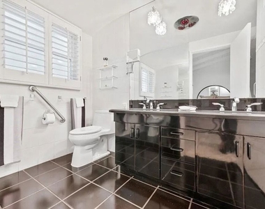 4363 Hayvenhurst Ave - Photo Thumbnail 12
